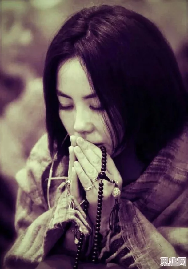 师尊看你能塞多少佛珠啊，网友热议：这不仅是对信仰的考验，更是对内心修行的深刻反思！