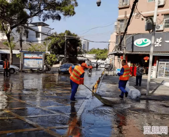 城中村雨天小巷坐着等客，商贩们如何在恶劣天气中坚持生意与生活的故事