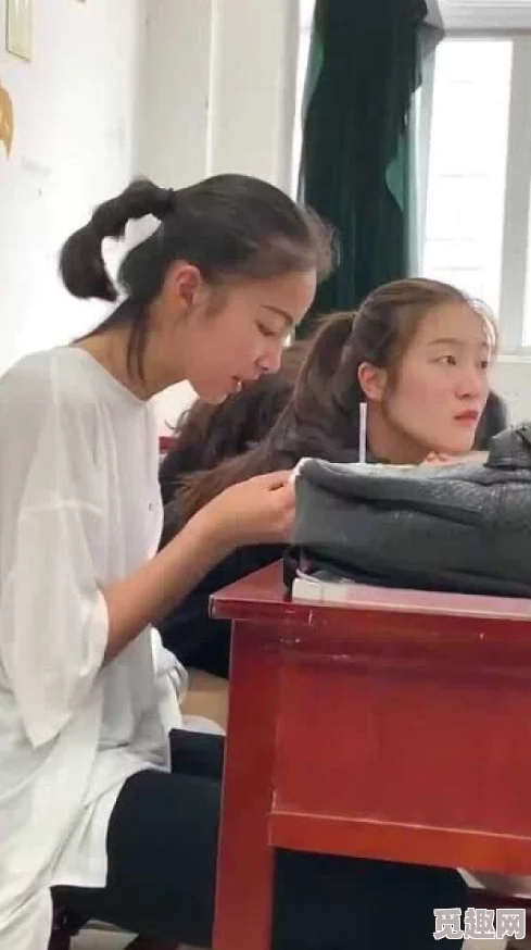 上课同桌摸我下面，真是让人感到尴尬和不知所措，这种行为太过分了！
