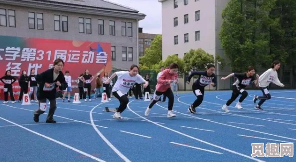 渺渺上体育课长白光阴近日学校举办了趣味运动会，学生们积极参与，展现了团结与拼搏精神