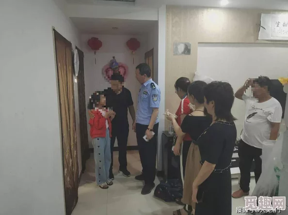 一小孩和妈妈拔萝卜生孩子不盖被子[黄]邻居大妈目睹全程并报警警方已介入调查